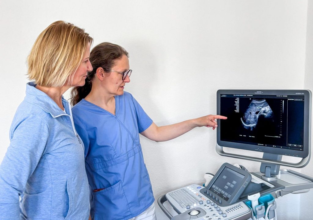 Dr. med. Ricarda Hoffmann und Dr. med. Ulrike Henning vor dem Ultraschallgerät